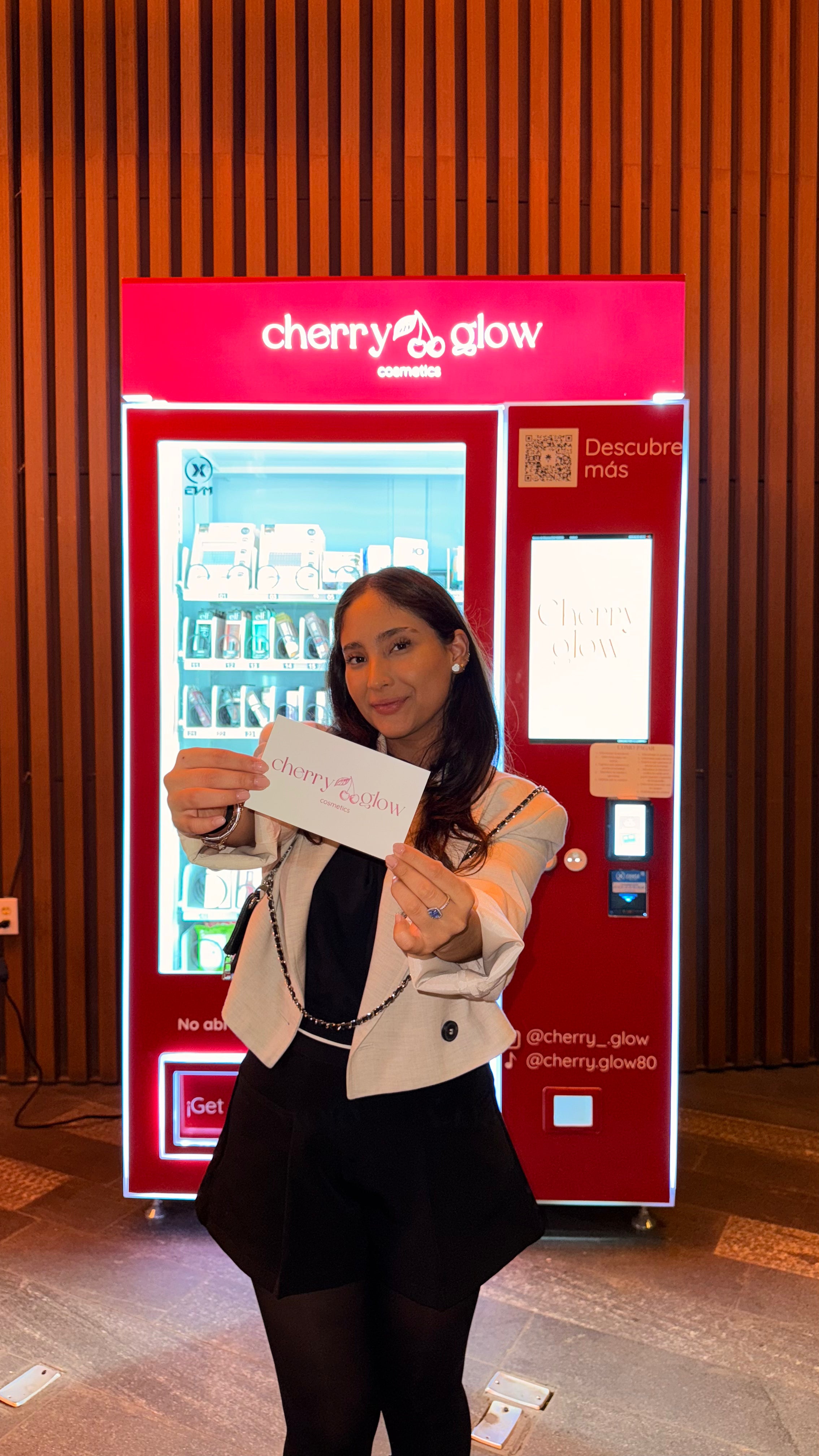 Vending machine de skincare y maquillaje en Landmark, vending machine 24/7 en Landmark.